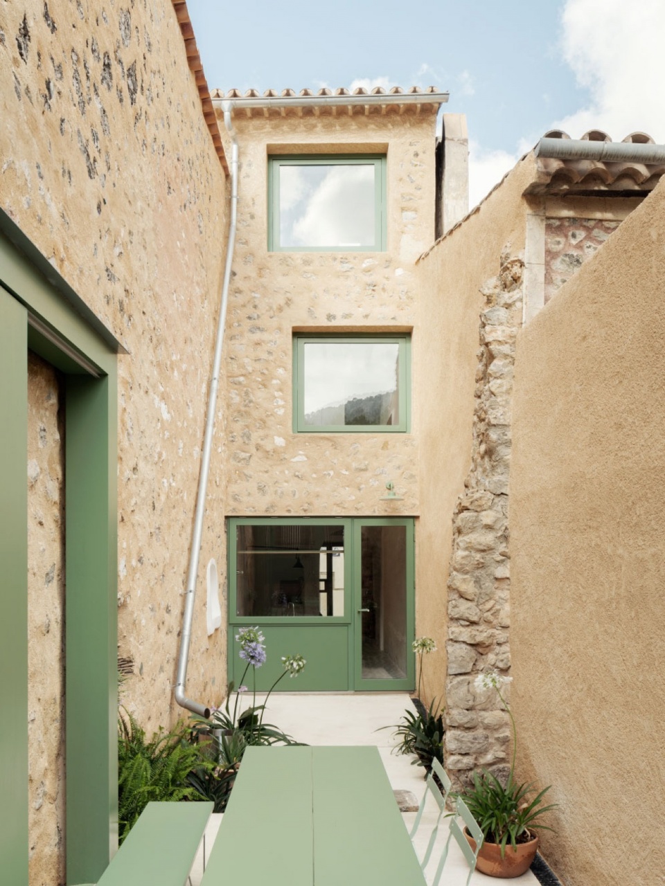 One Courtyard Two Houses Isla Architects