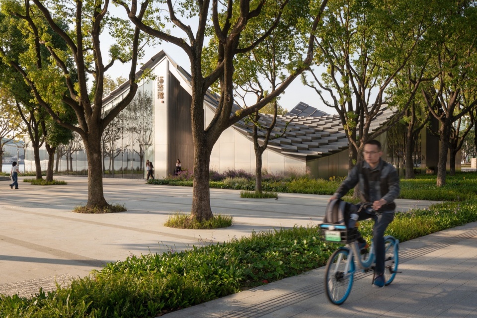 The Jinji Lake Pavilion by BIG Arts Group
