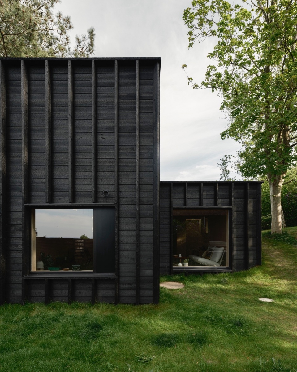 House with a hidden atrium by FAF
