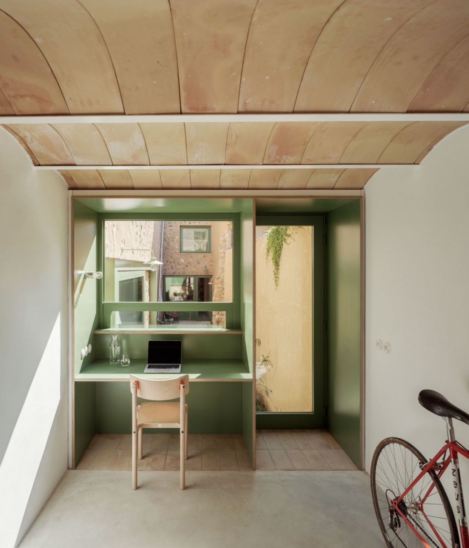One Courtyard Two Houses Isla Architects