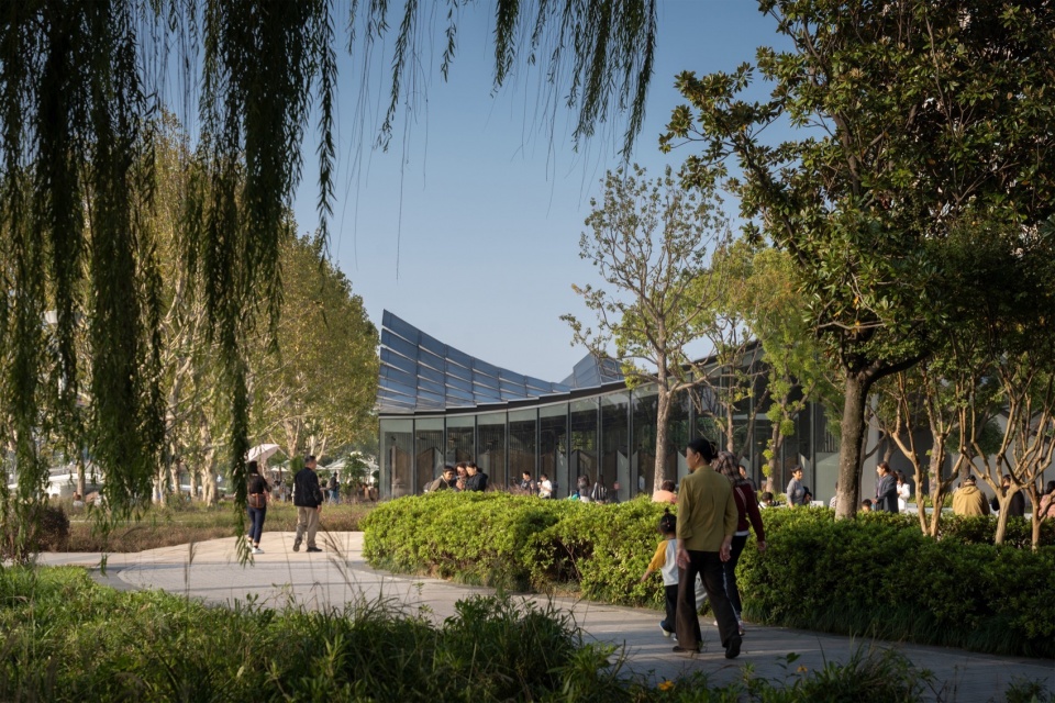 The Jinji Lake Pavilion by BIG Arts Group