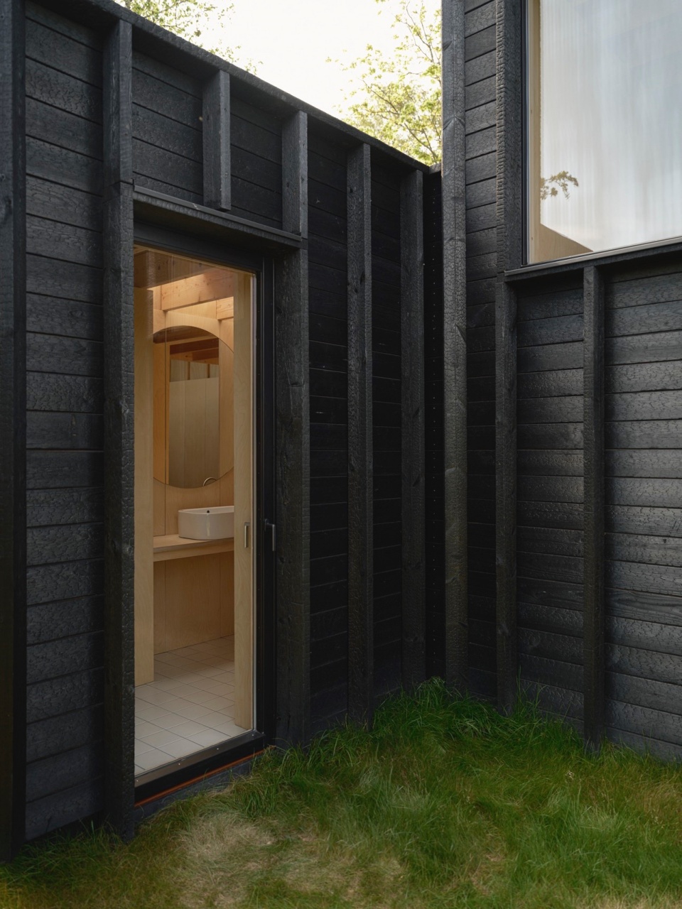 House with a hidden atrium by FAF