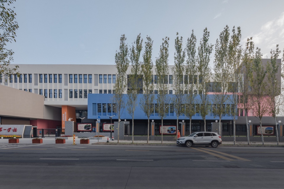 Baoji Weibin No 1 School by c d Design Center
