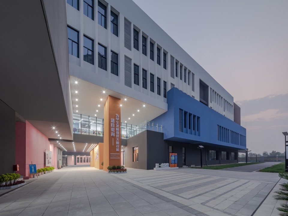 Baoji Weibin No 1 School by c d Design Center