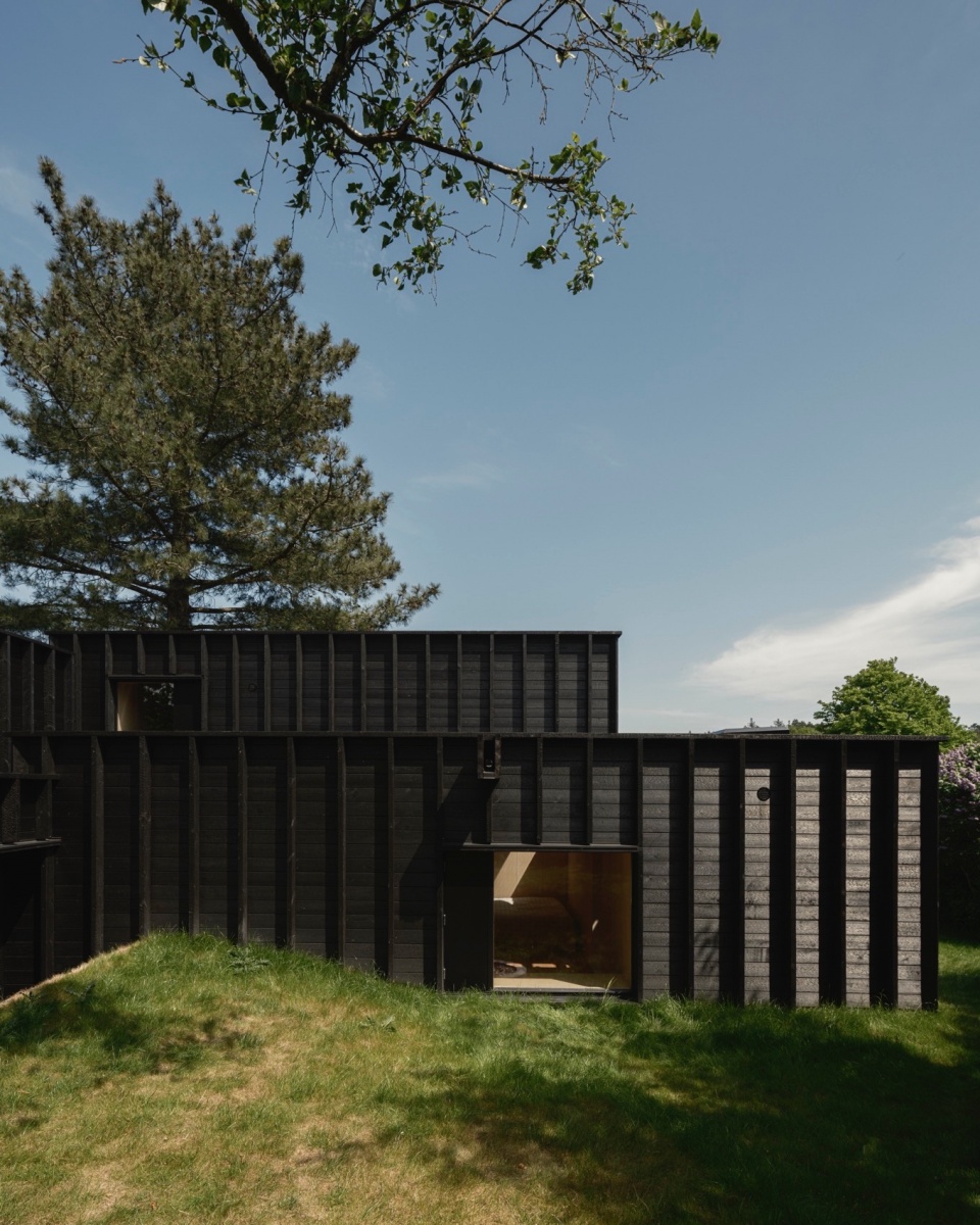 House with a hidden atrium by FAF