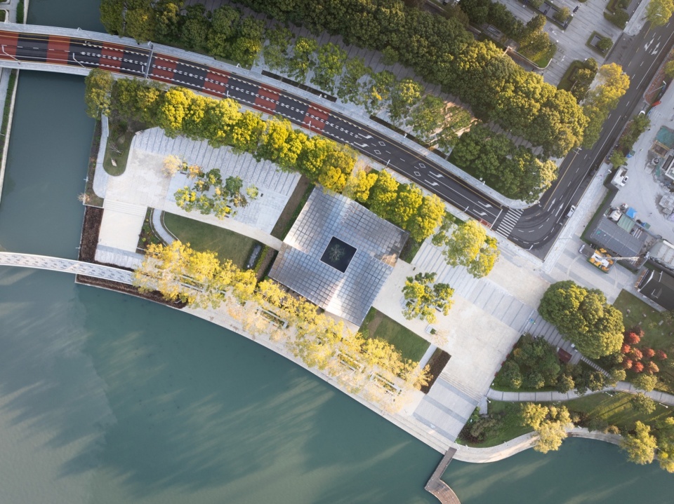 The Jinji Lake Pavilion by BIG Arts Group
