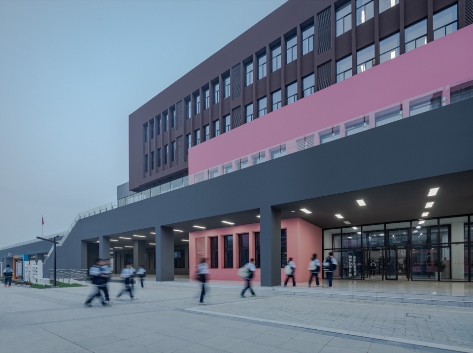 Baoji Weibin No 1 School by c d Design Center