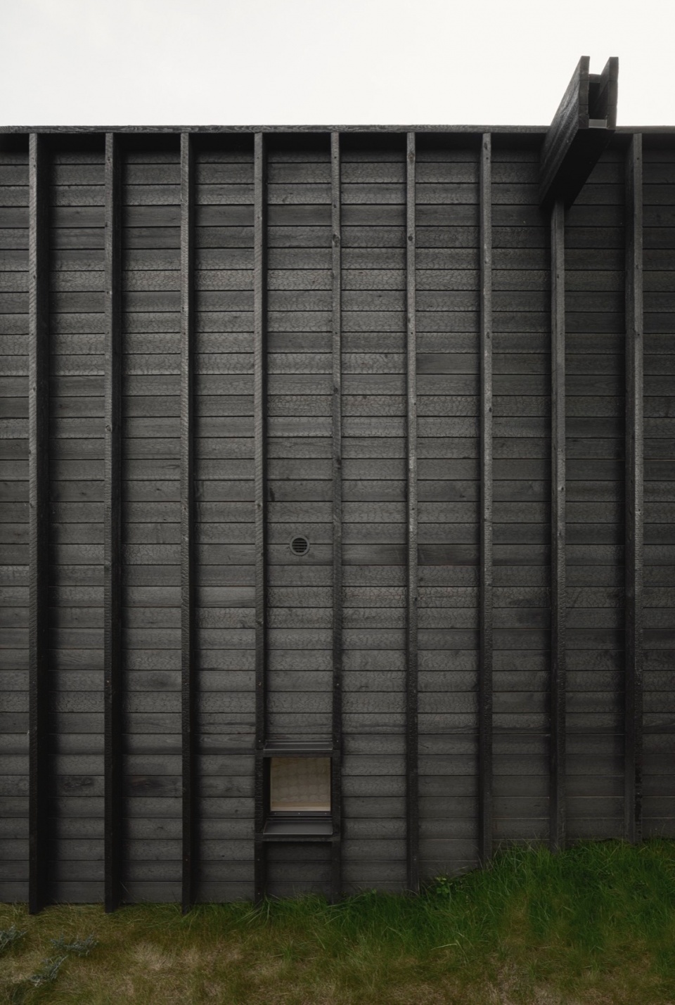House with a hidden atrium by FAF