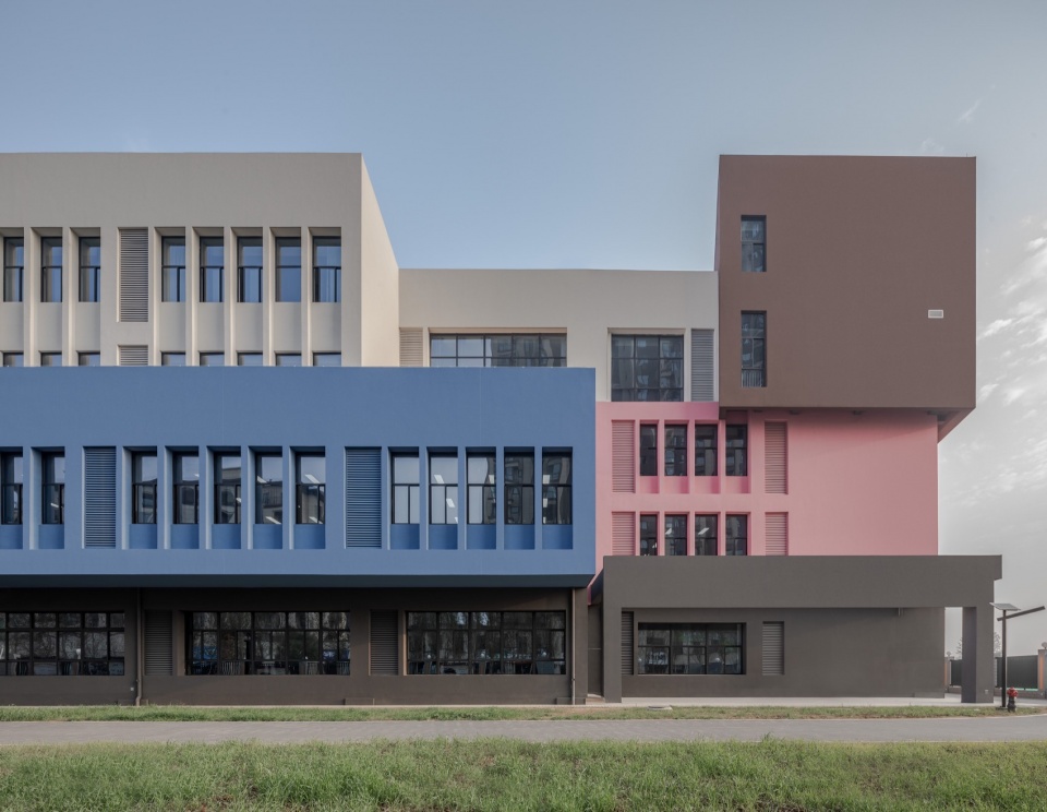 Baoji Weibin No 1 School by c d Design Center