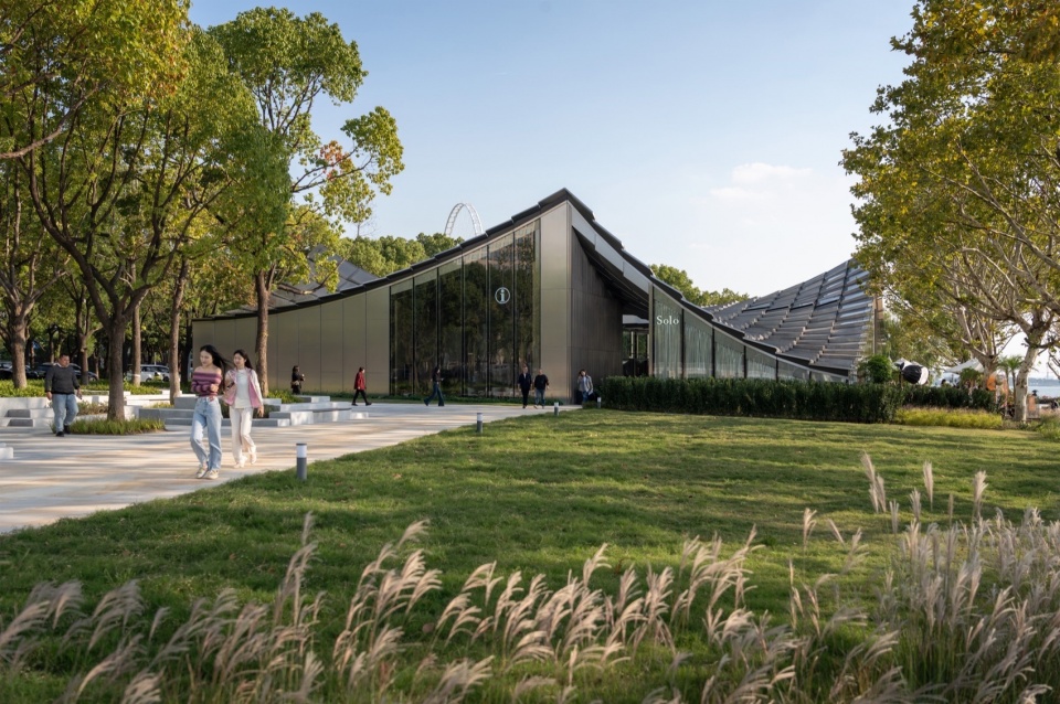 The Jinji Lake Pavilion by BIG Arts Group