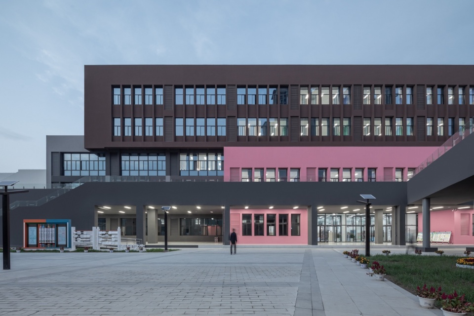Baoji Weibin No 1 School by c d Design Center