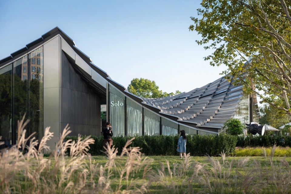 The Jinji Lake Pavilion by BIG Arts Group