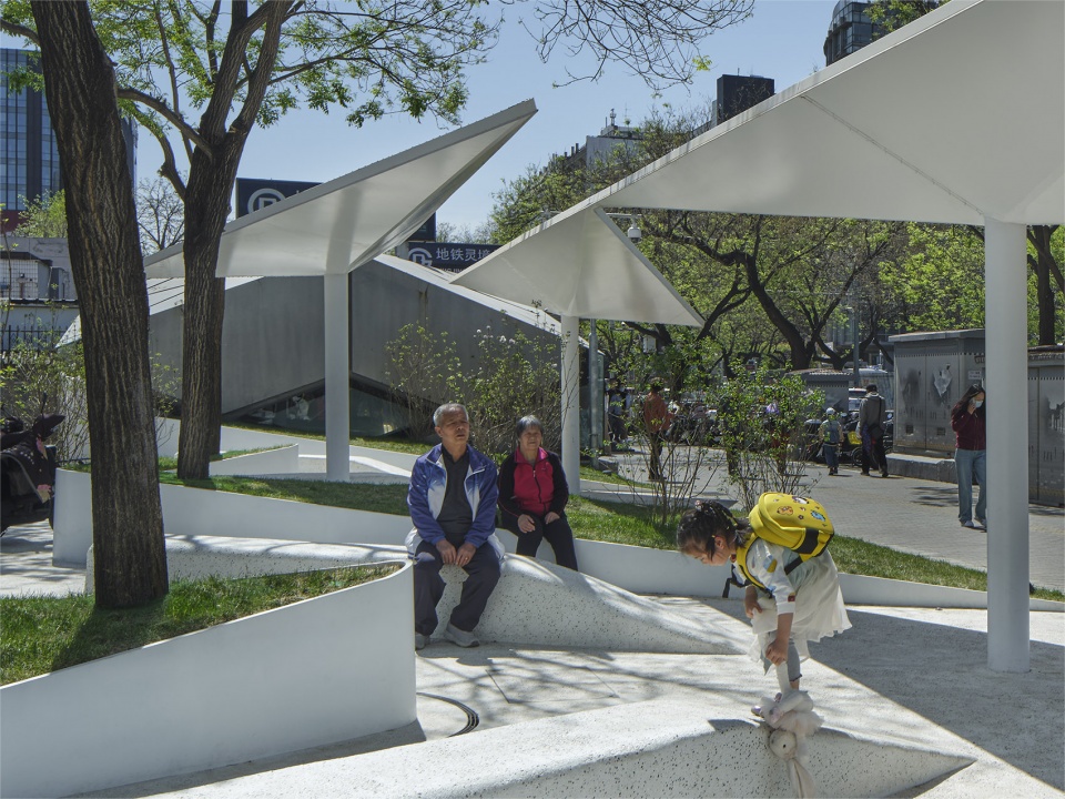 Beijing Lingjing Hutong Subway Exit Pocket Park by BAZUO Architecture Studio 拷贝