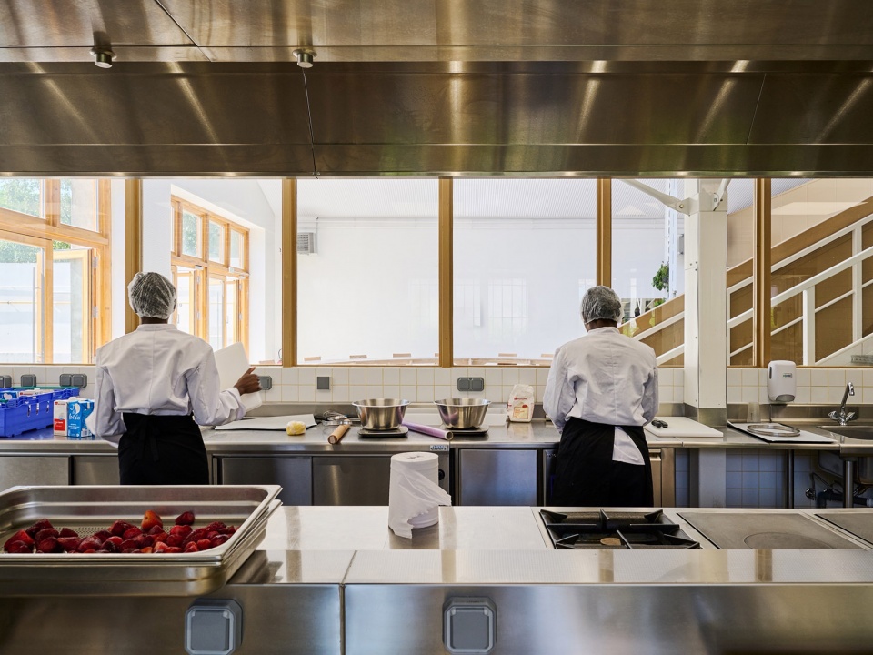 cooking school for migrants by freaks