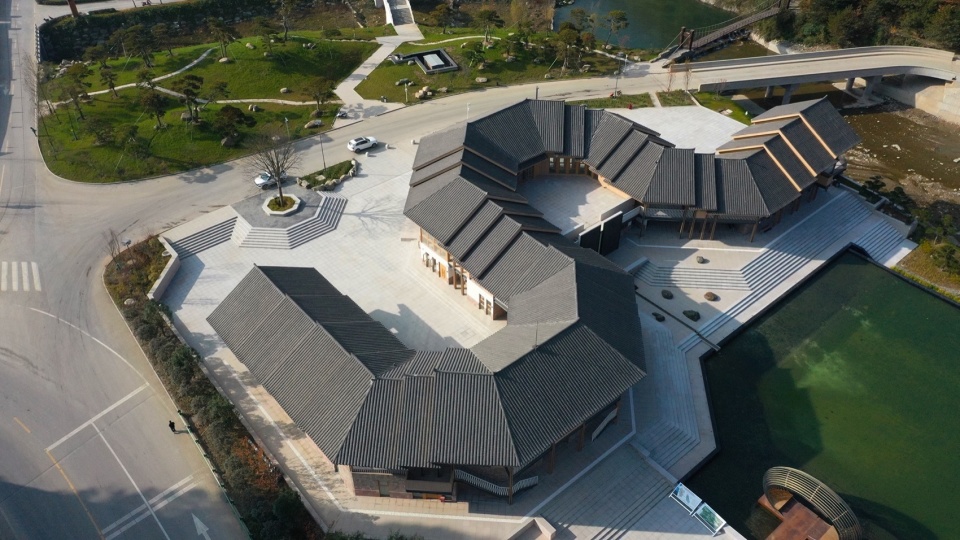 图11 建筑弯折形成南北两个庭院 ©共生风景