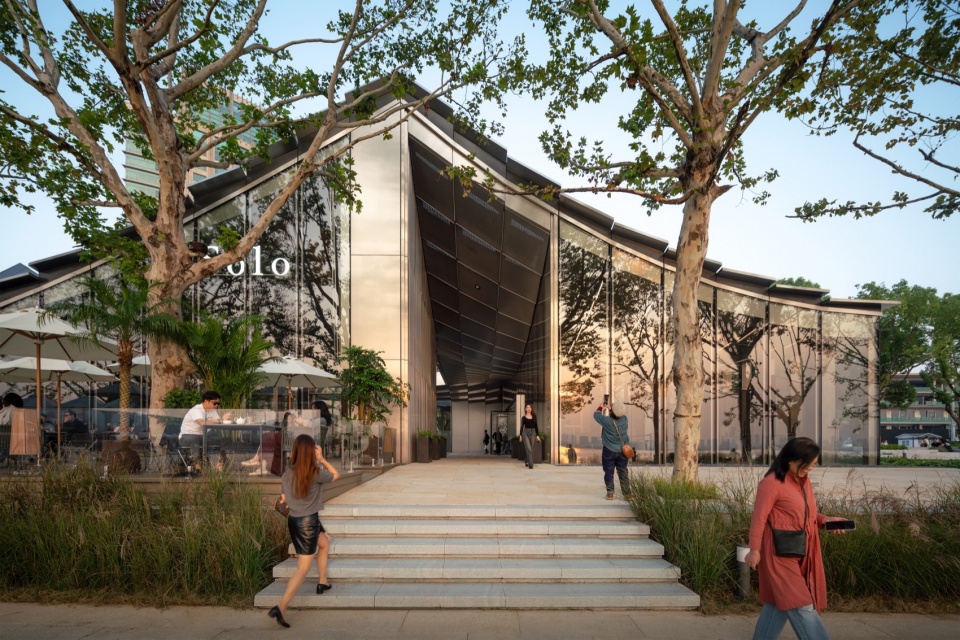 The Jinji Lake Pavilion by BIG Arts Group