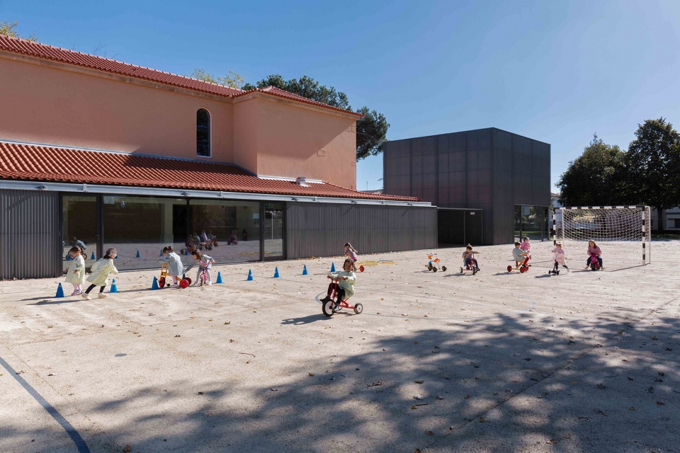 correios school by crea architects