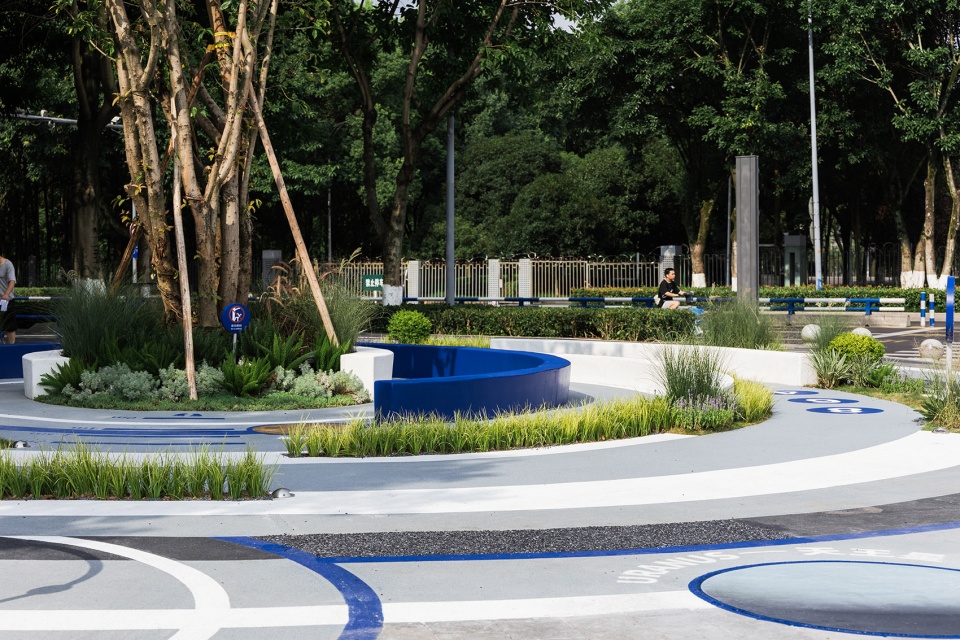 High Tech Quantum Pocket Park by 10Design