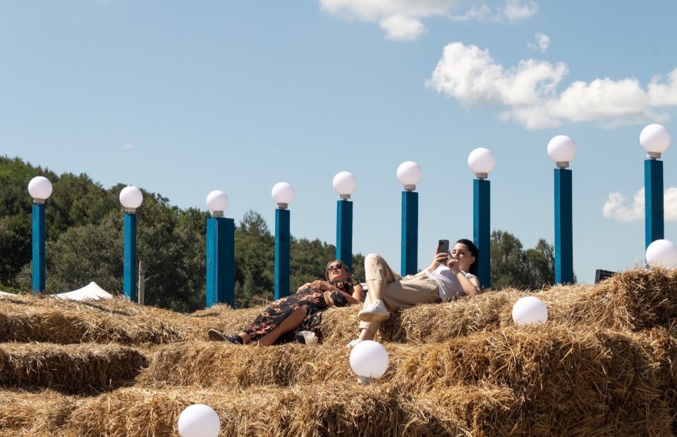 Temporary Installation at a Mountain Festival by atelier VRAC 8uz