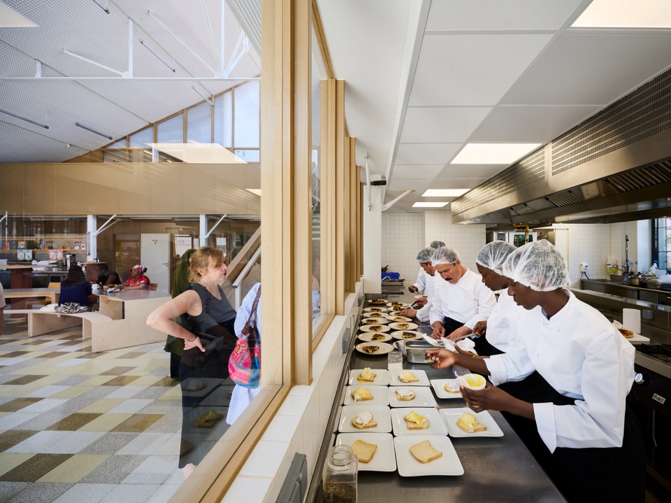 cooking school for migrants by freaks
