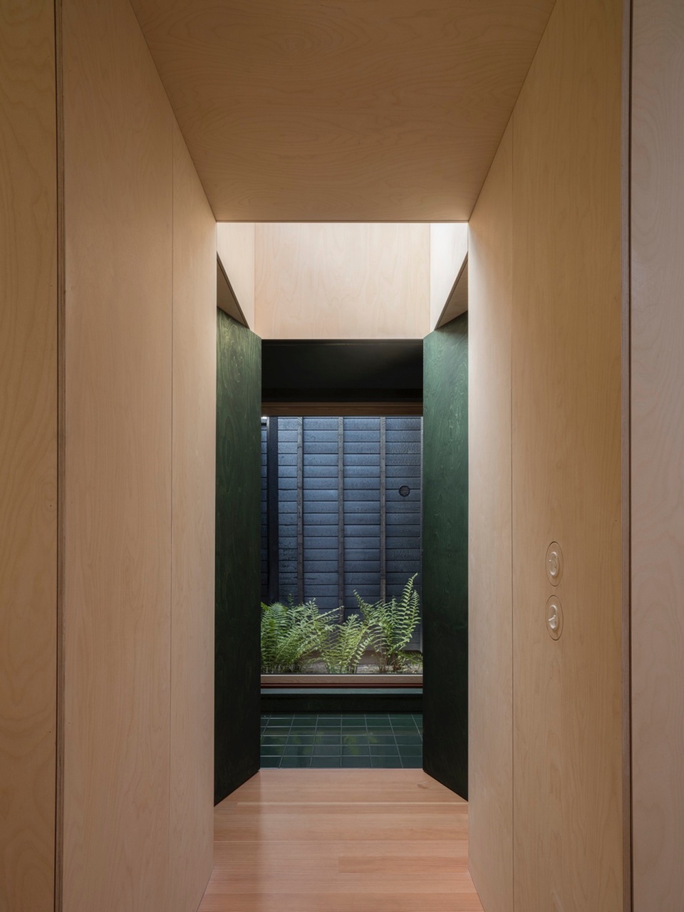 House with a hidden atrium by FAF