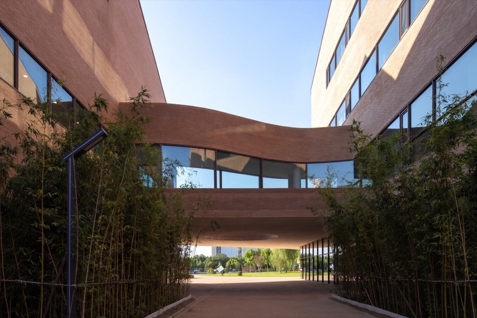 Tianjin Guanghua Foreign Language School by Tianjin Huahui