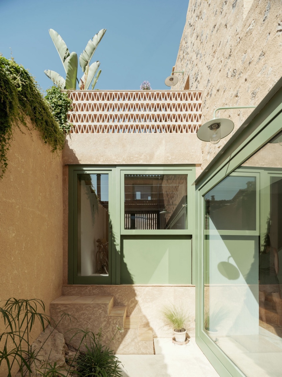 One Courtyard Two Houses Isla Architects