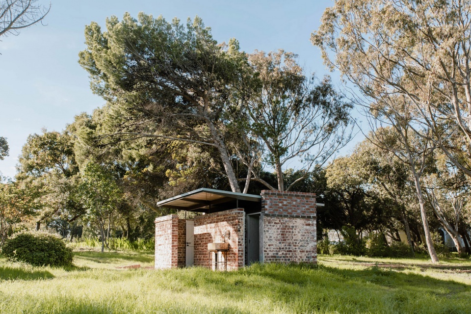new visitors centre toilet block for the south african astronomical observatory in cape town by salt architects