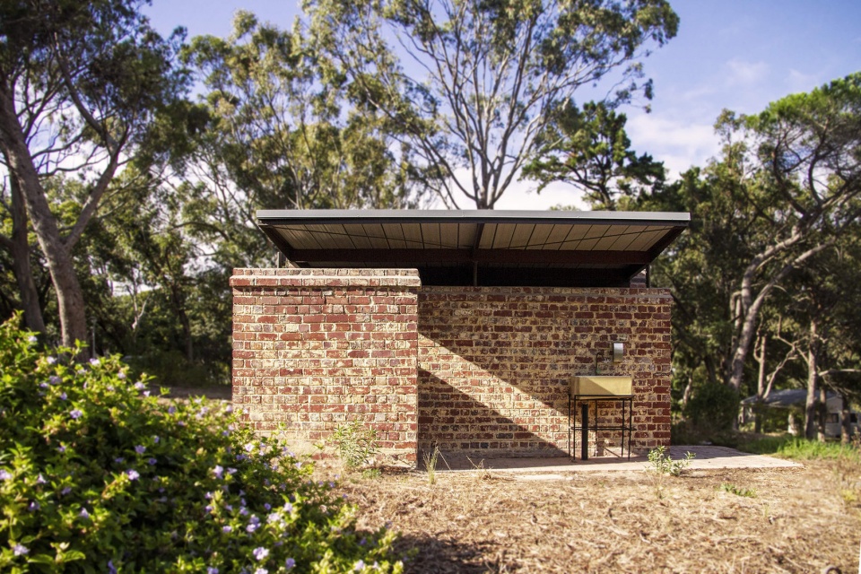 new visitors centre toilet block for the south african astronomical observatory in cape town by salt architects