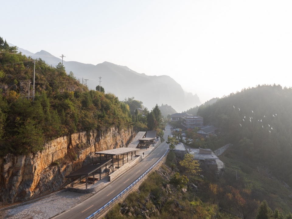 市场成为村口的风景 The market becomes the scenery of the village entrance 摄影:DONG 建筑影像