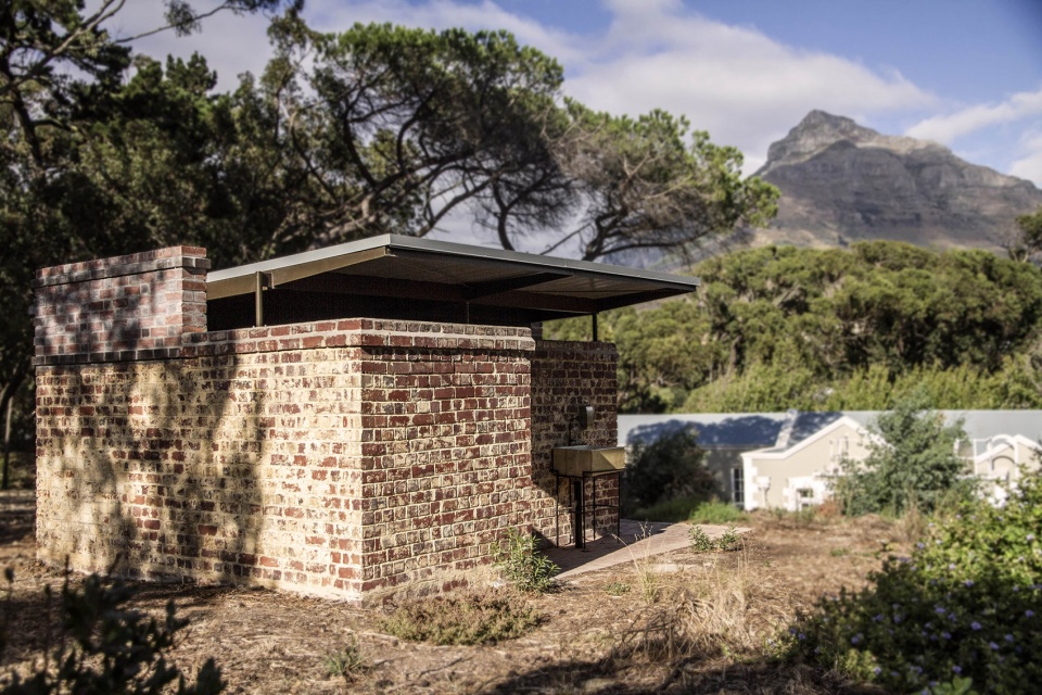 new visitors centre toilet block for the south african astronomical observatory in cape town by salt architects