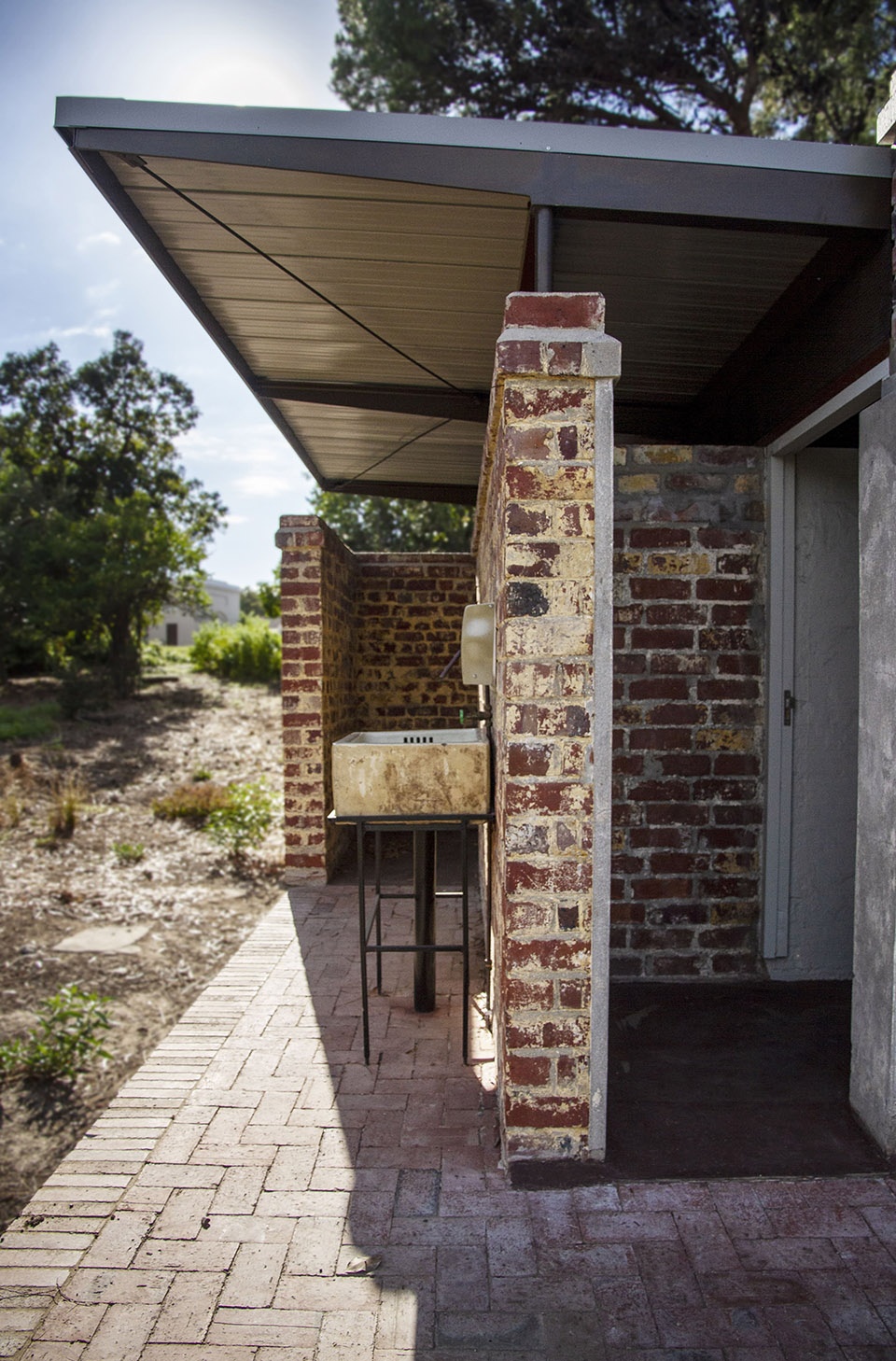 new visitors centre toilet block for the south african astronomical observatory in cape town by salt architects