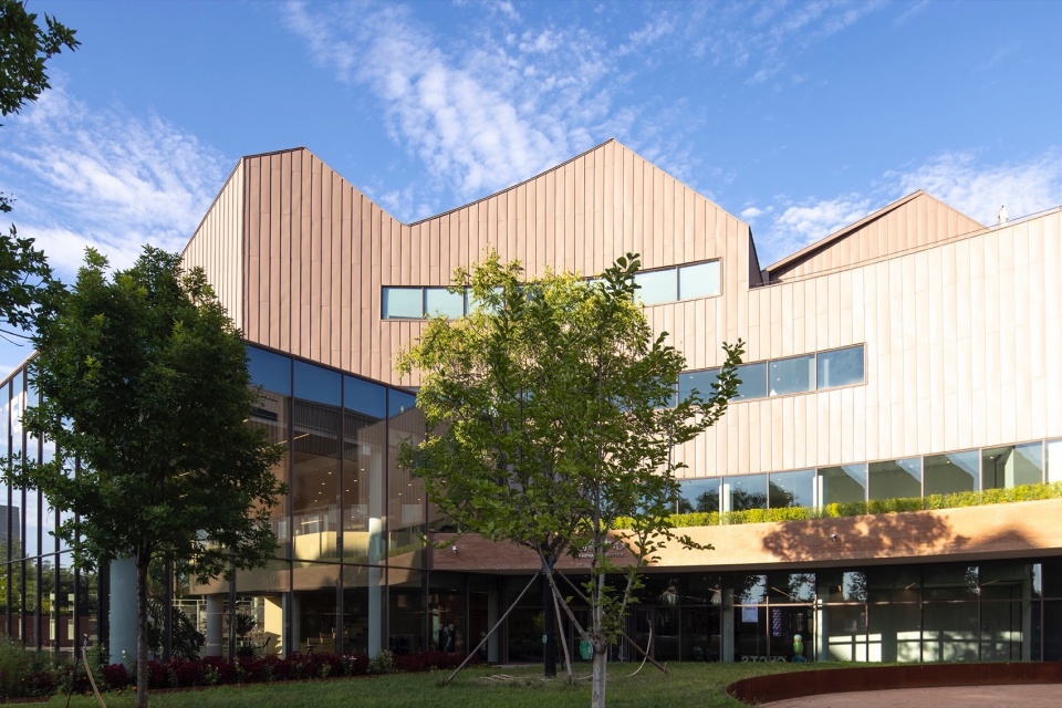 Tianjin Guanghua Foreign Language School by Tianjin Huahui