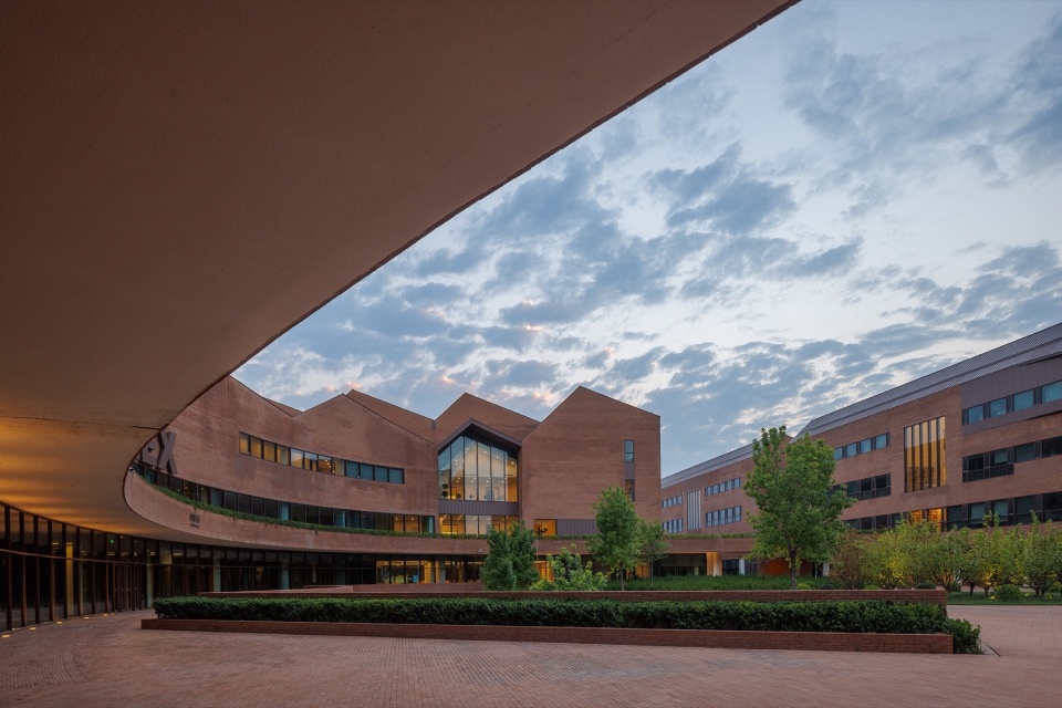 Tianjin Guanghua Foreign Language School by Tianjin Huahui
