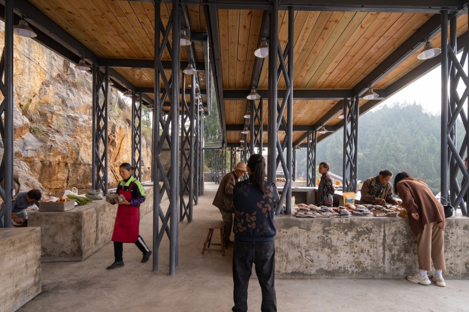 村民售卖土特产品 Villagers sell local specialty products in the market 摄影:DONG 建筑影像