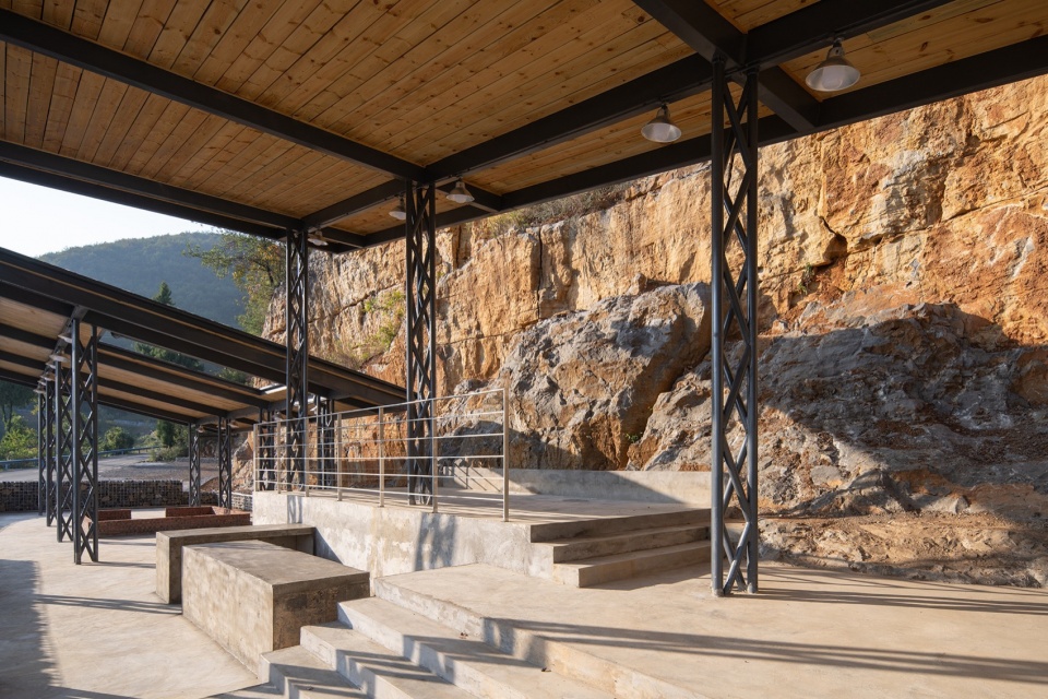 石壁成为建筑的一部分 The cliff becomes a part of the building 摄影:DONG 建筑影像