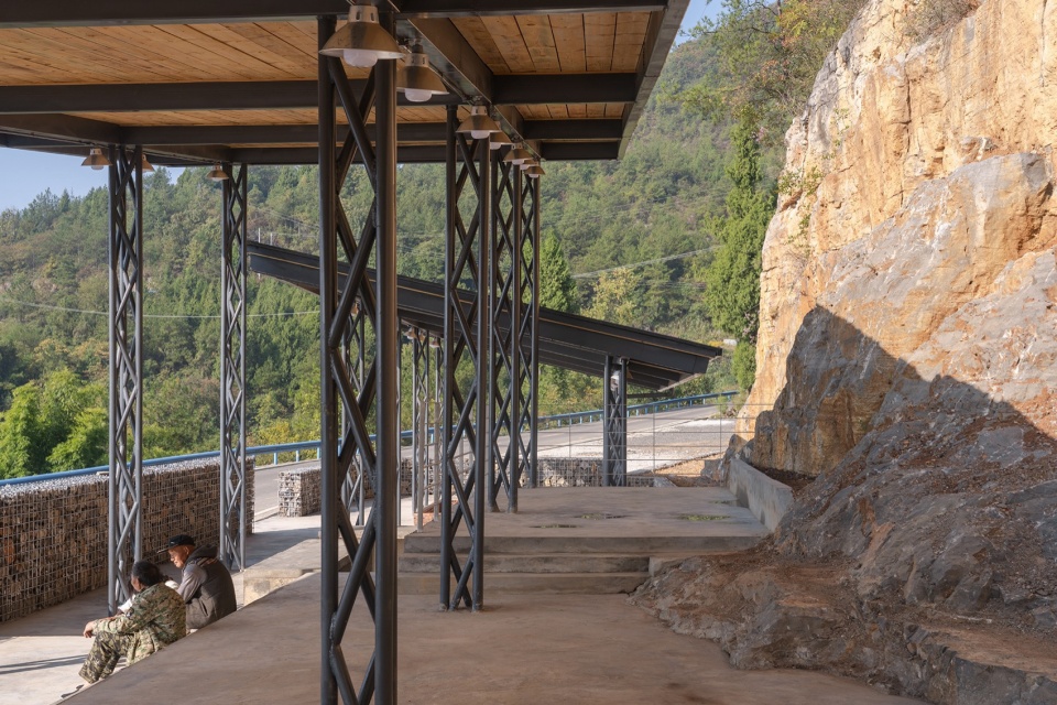 休闲区平台与石壁相互咬合The leisure area platform and the stone wall interlock with each other 摄影:DONG 建筑影像