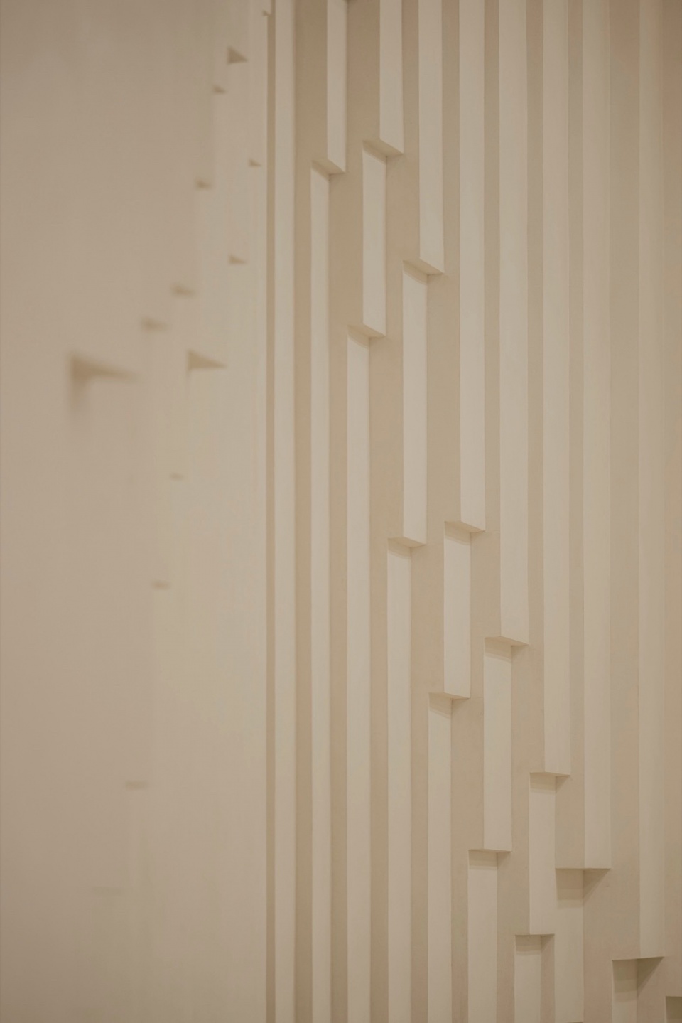 More than a hundred waterfall strips create a dynamic space ©W Workspace