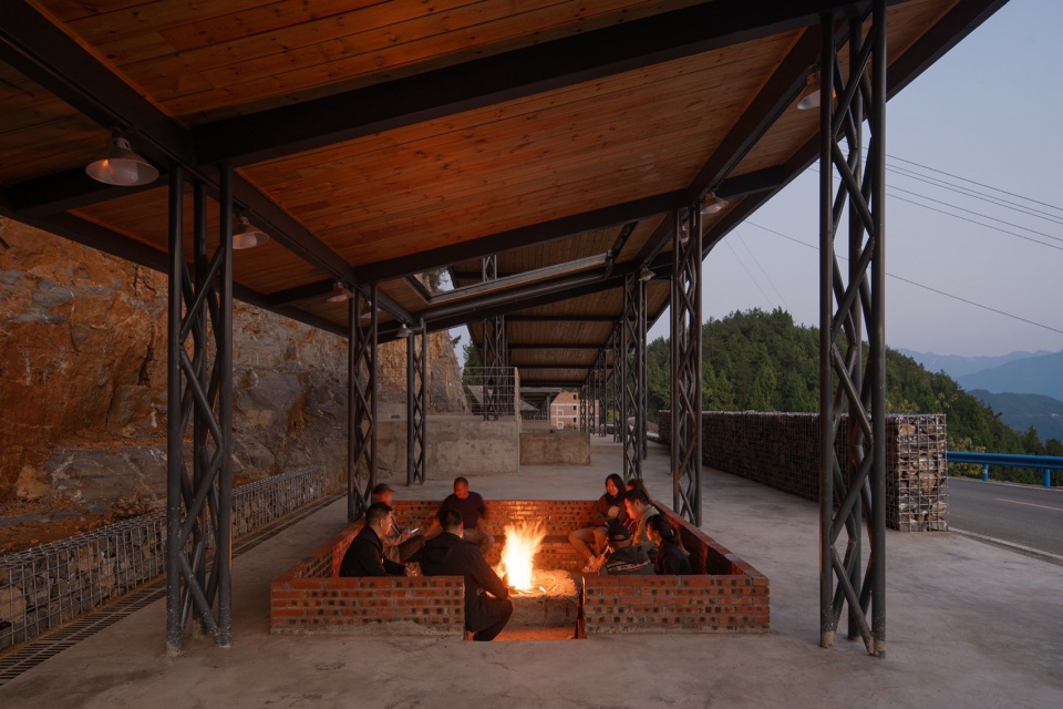 火塘可用于聚会 Fire pit can be used for gatherings 摄影:DONG 建筑影像