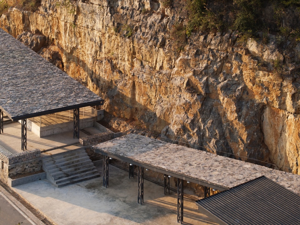 石板瓦与石壁呼应 Slate tiles echo the cliff 摄影:DONG 建筑影像