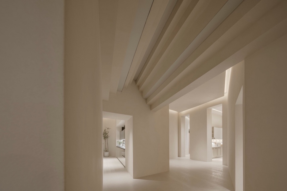 The zigzag ceiling space guides people to the various galleries ©W Workspace