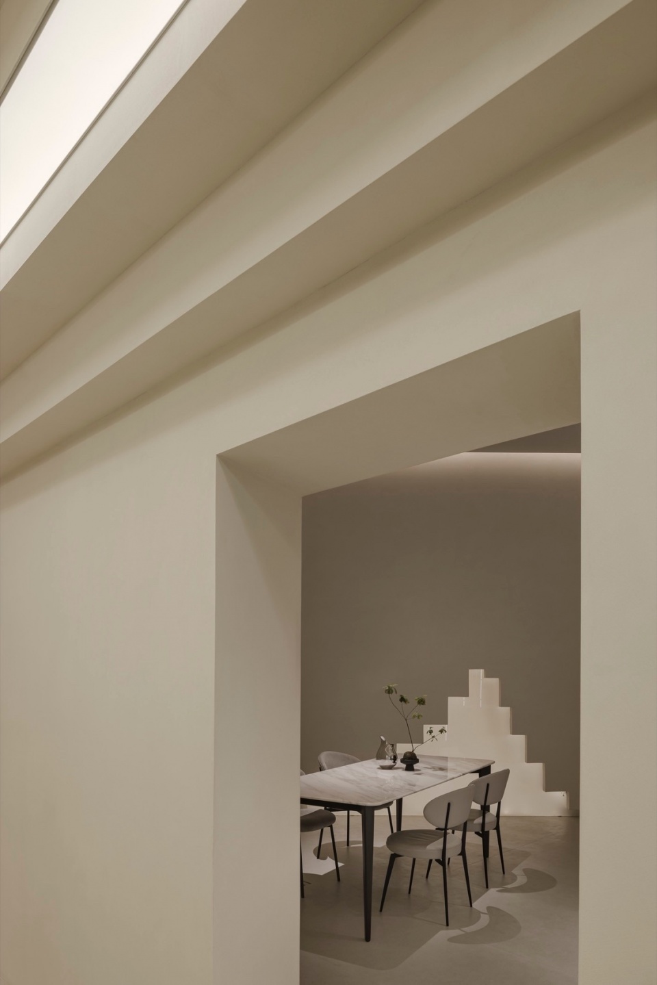 The varying heights of the ceiling space frame the entrances to the galleries ©W Workspace