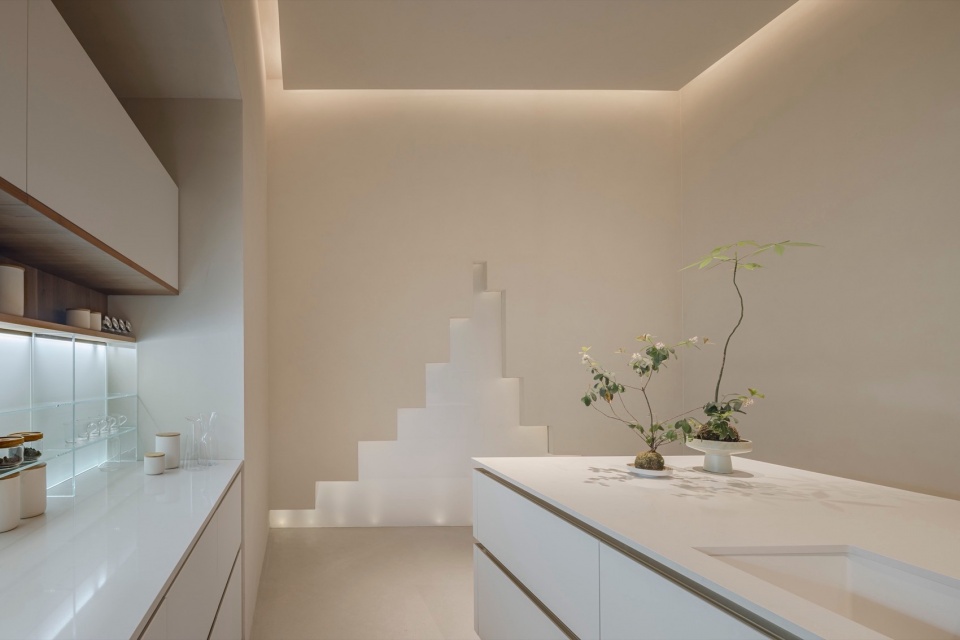 The unique façade openings create impressive light and shadow effects ©W Workspace