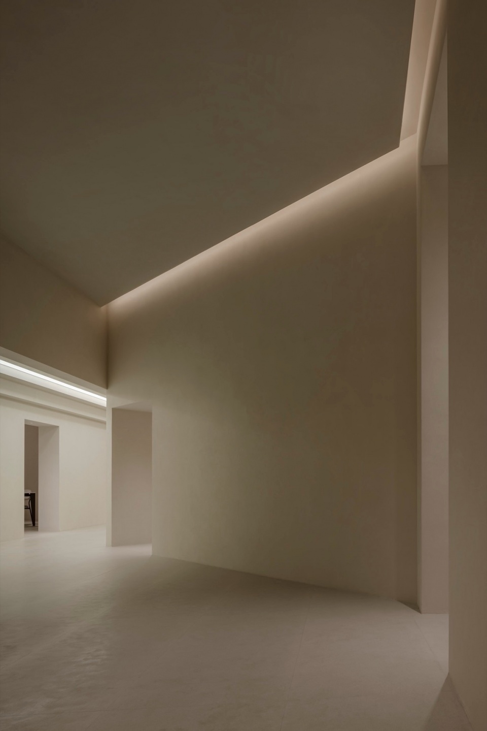 The linear light creates an axis and gives a sense of spirit ©W Workspace