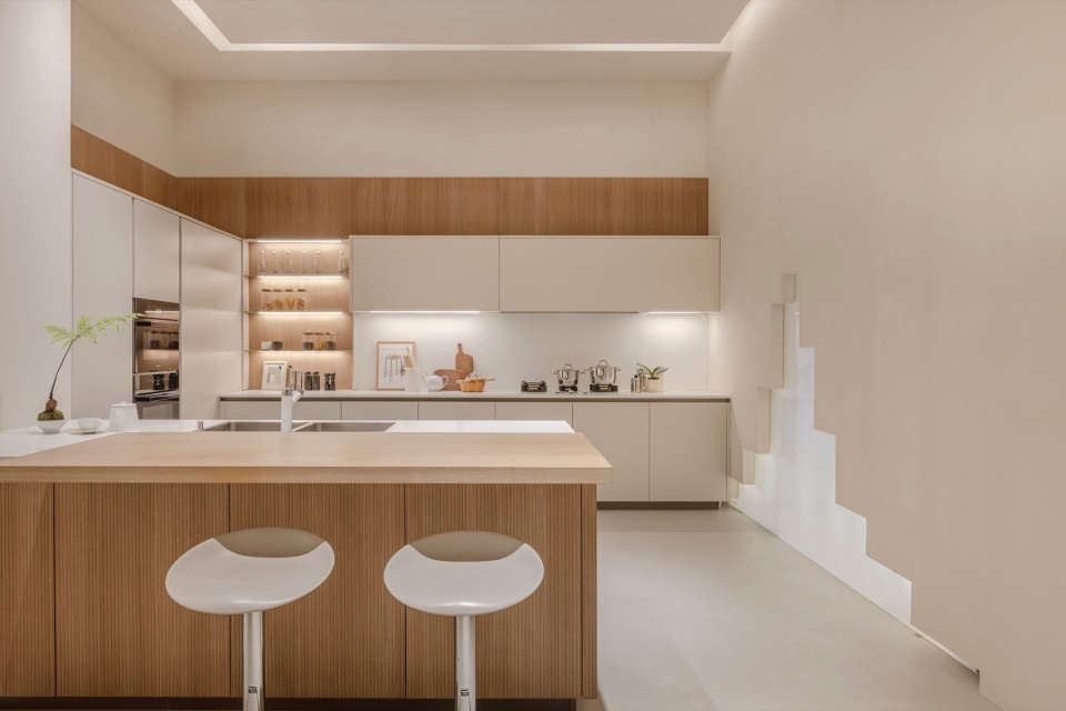 The wooden material imparts a natural scent throughout the gallery space ©W Workspace