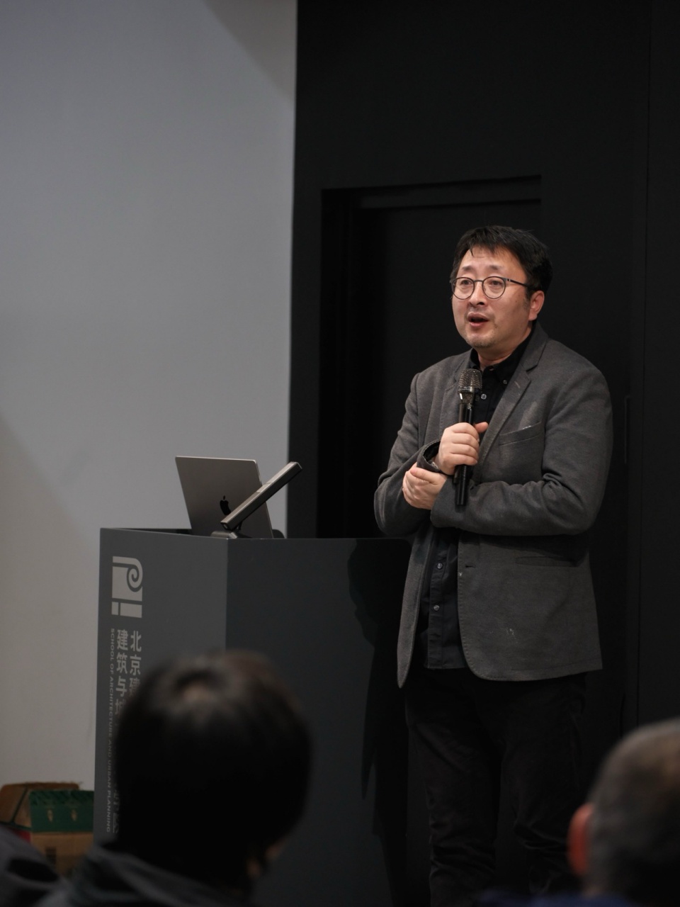 测试:“半场”第一场展览《故事会与枕头》开幕