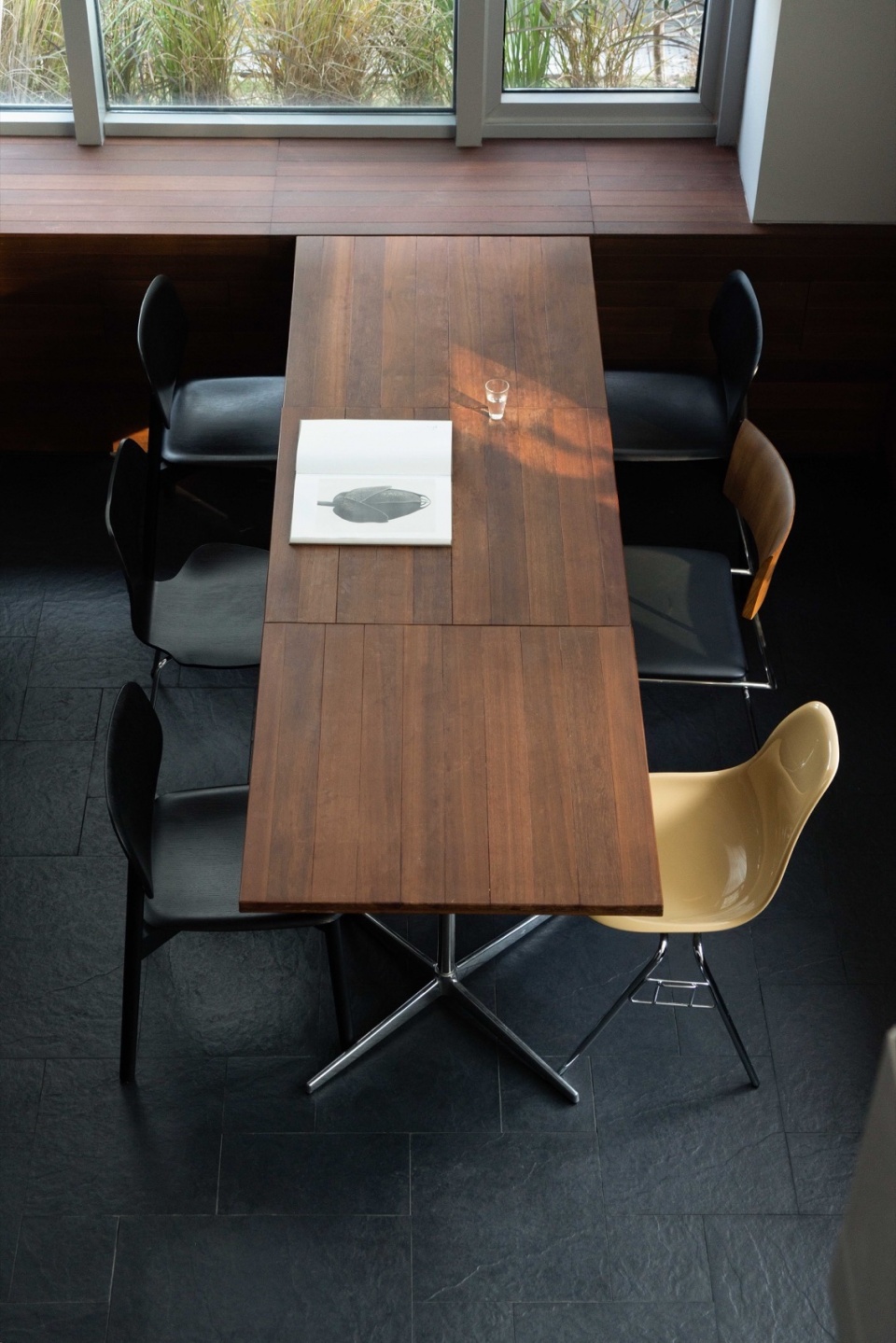 平窗餐桌细部桌 chifan restaurant by boundary space design