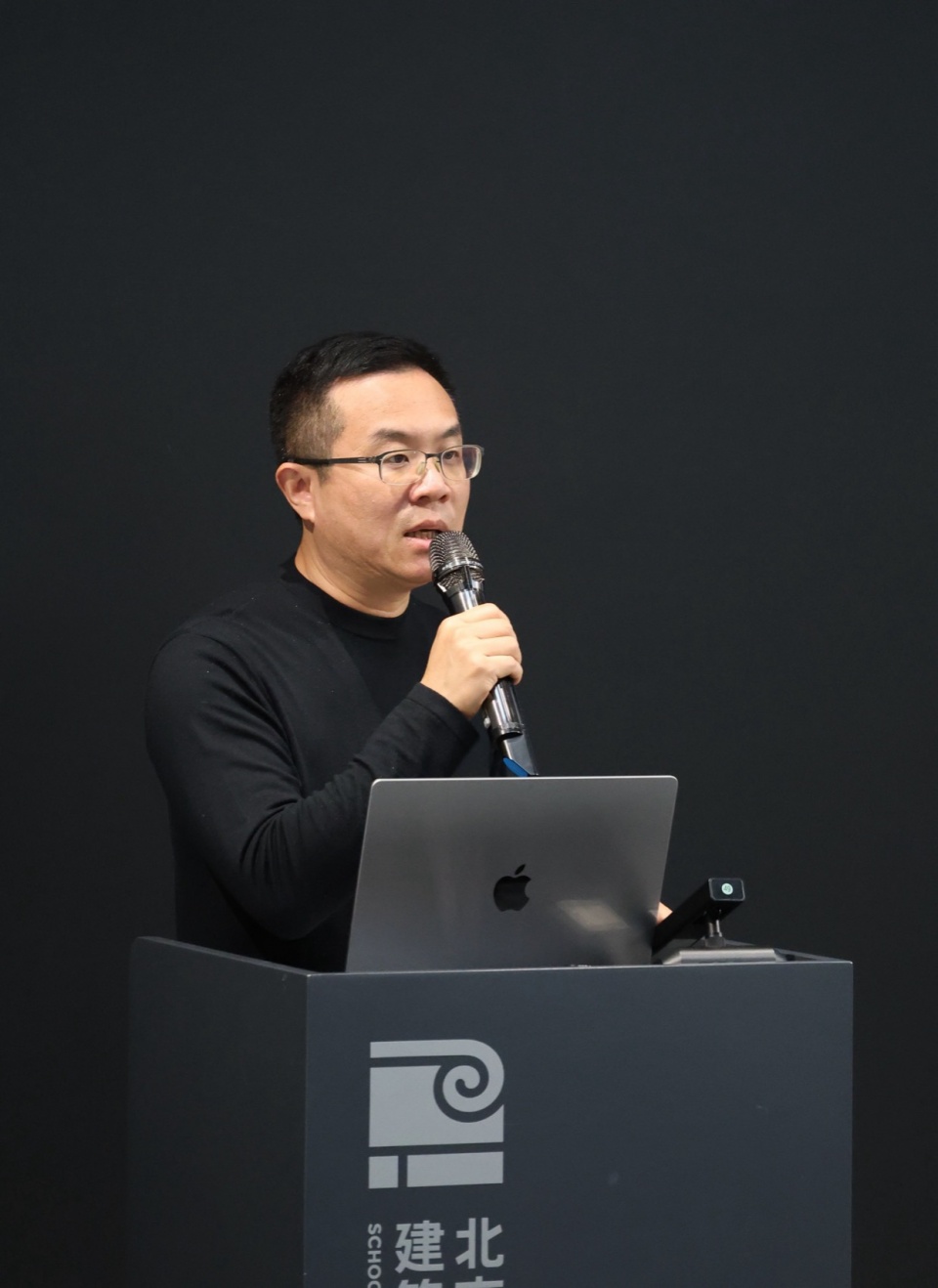 测试:“半场”第一场展览《故事会与枕头》开幕