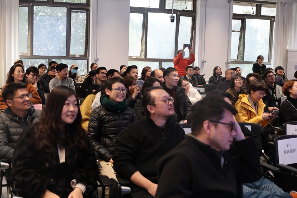 测试:“半场”第一场展览《故事会与枕头》开幕