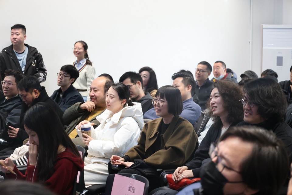 测试:“半场”第一场展览《故事会与枕头》开幕